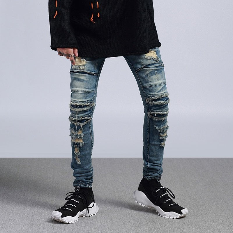 Shredded jeans with distressed details, pencil pants style.